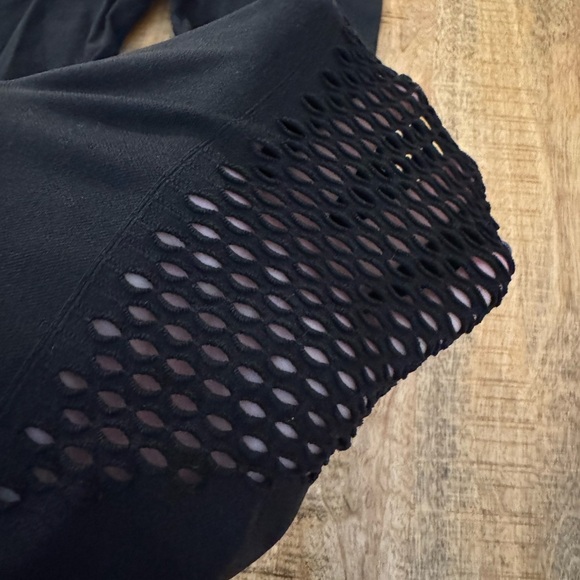 Victoria’s Secret VSX sport leggings with fishnet open knit on legs NWOT medium - Picture 4 of 4